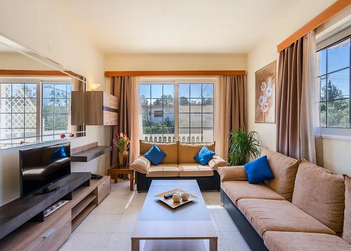 Colonial Apartment